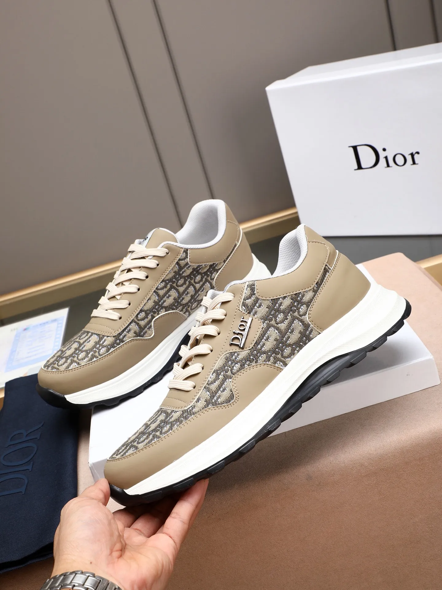 🆕🆕🆕Men's Shoes💰P460 Dior's avant-garde and versatile fashionable men's shoes are privately modeled, calfskin stitched with Dior's special waterproof fabric, fashionable, simple, stylish, eye-catching and classy. It will subvert old ideas and be a must-have for fashionistas who want to spend time with you! Must keep it for yourself! High-end comfort but low-end, high-end quality workmanship. Code number: 38-44 (45 customized) 4 colors for your choice [kiss][kiss][kiss]